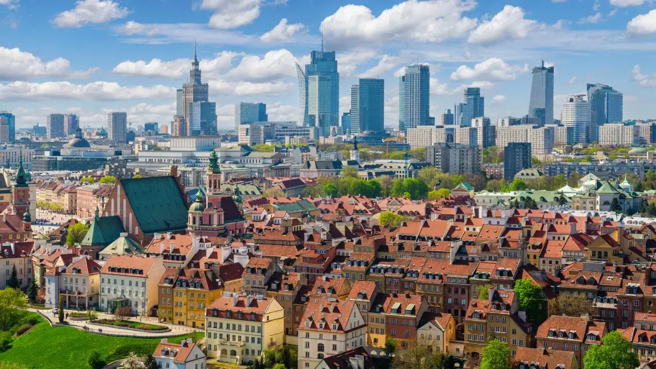 Widok na warszawską Starówkę i nowoczesne wieżowce, symbolizujące połączenie historii z rozwojem jednych z największych polskich miast.