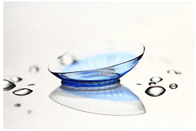 Czy krzywizna w soczewkach ma znaczenie dla komfortu noszenia?