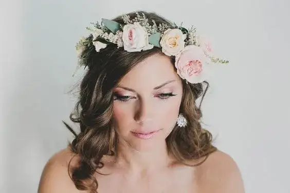 Jakie kolczyki do wianka? Dobierz idealne i olśnij!