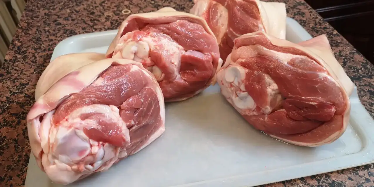 Jak podgrzać golonkę z Biedronki w piekarniku, aby była soczysta?