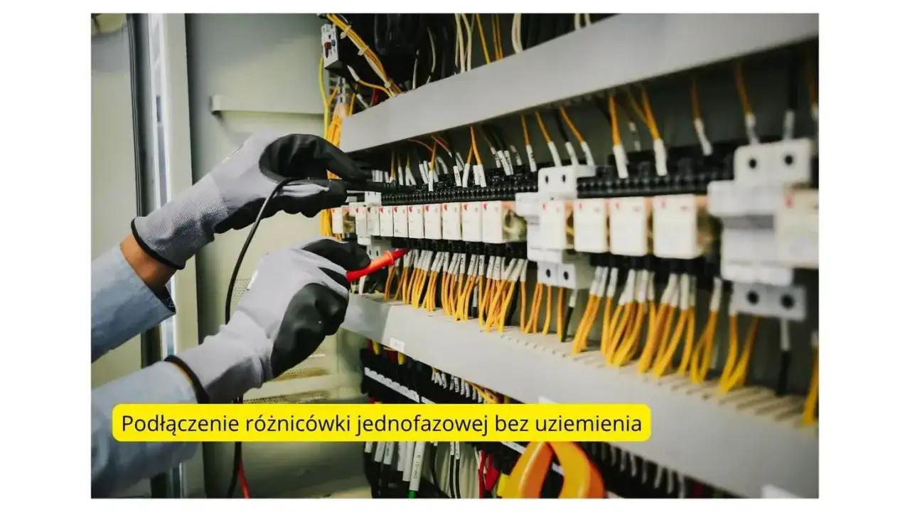 Ręce w rękawicach testujące instalację elektryczną z żółtymi przewodami.