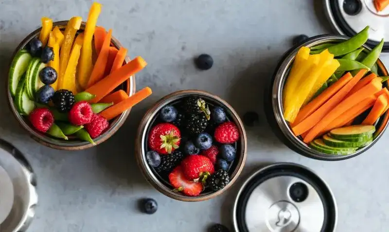 Niskokaloryczne przekąski: 100 kcal pomysłów, które pokochasz