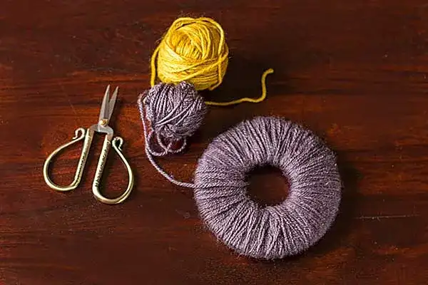 10 kreatywnych alternatyw dla pompona do czapki - modne ozdoby