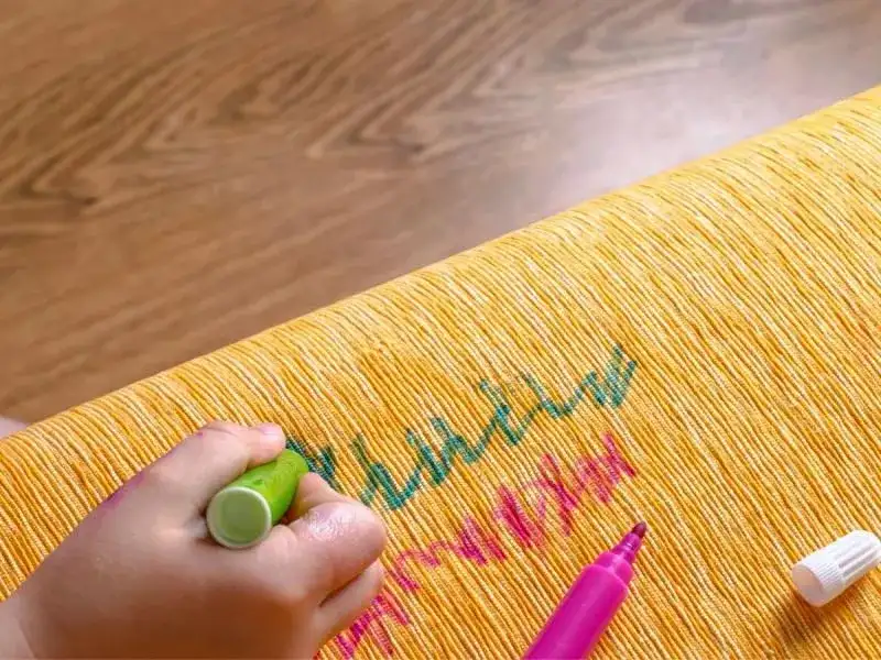 Skuteczne sposoby czym zmyć markera z mebli: 5 sprawdzonych metod