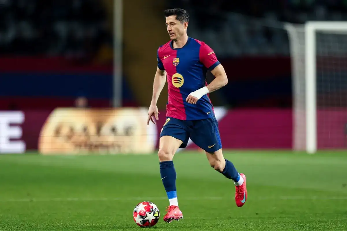 Robert Lewandowski w akcji, walczy o pozycję w klasyfikacji strzelców La Liga.