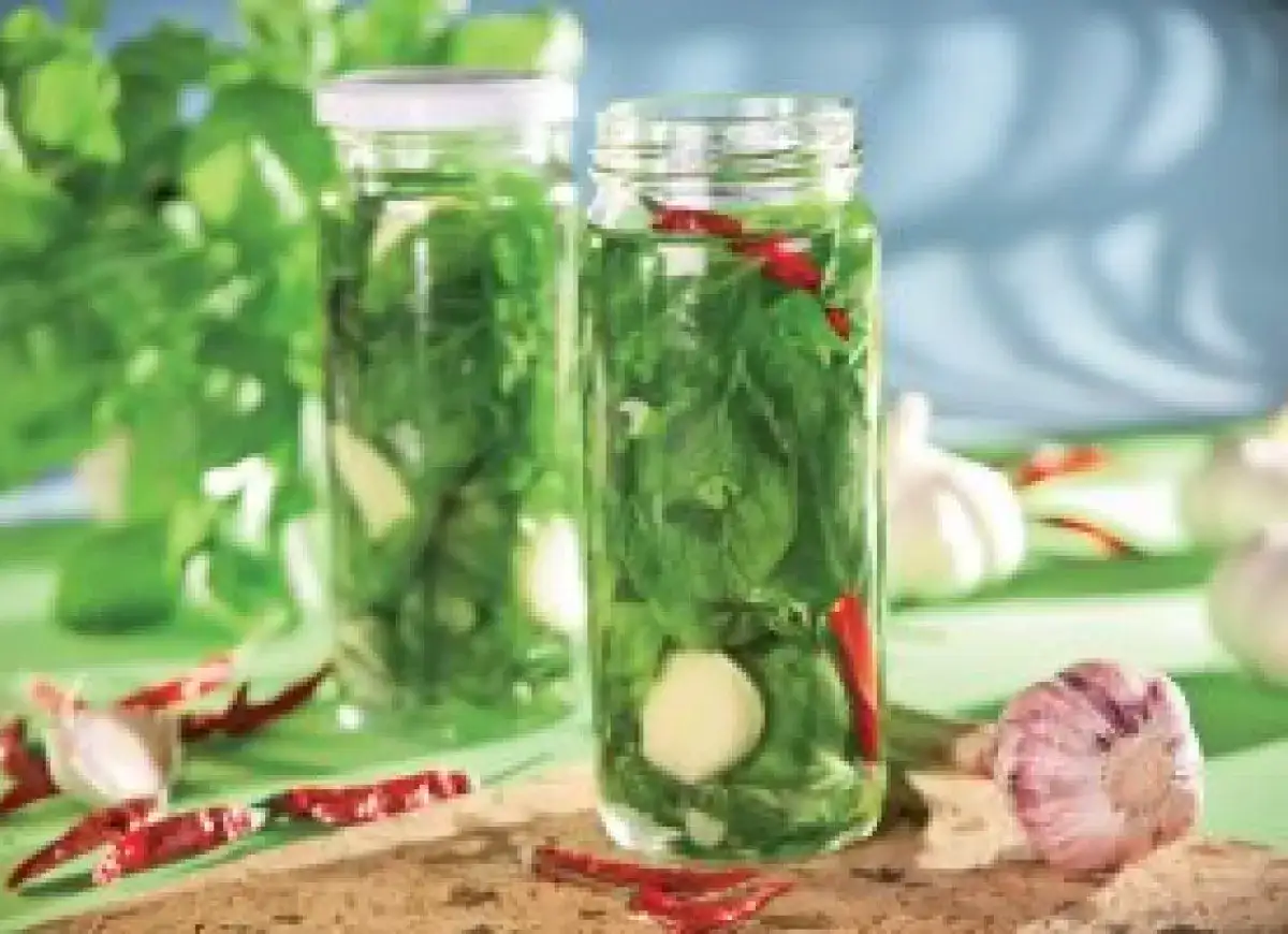 Słoiki z bazylią, czosnkiem i chili. Świetny sposób, co zrobic z lisci bazylii, by zachować ich aromat na dłużej.