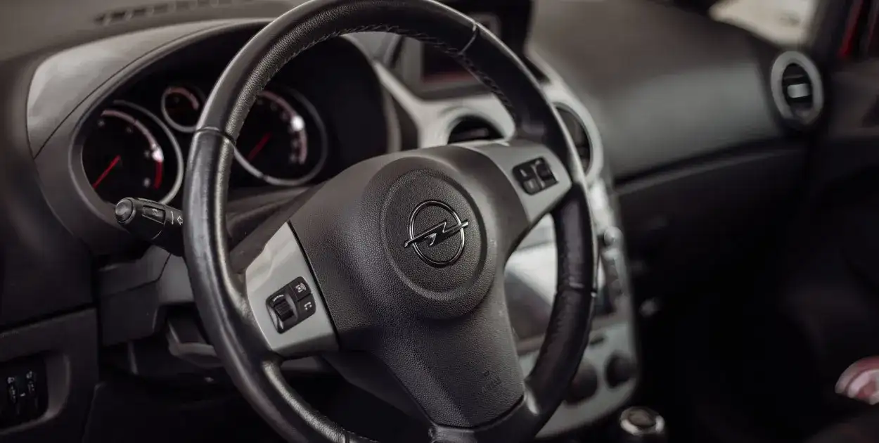 Gdzie są bezpieczniki w Astra H? Kluczowe lokalizacje i porady