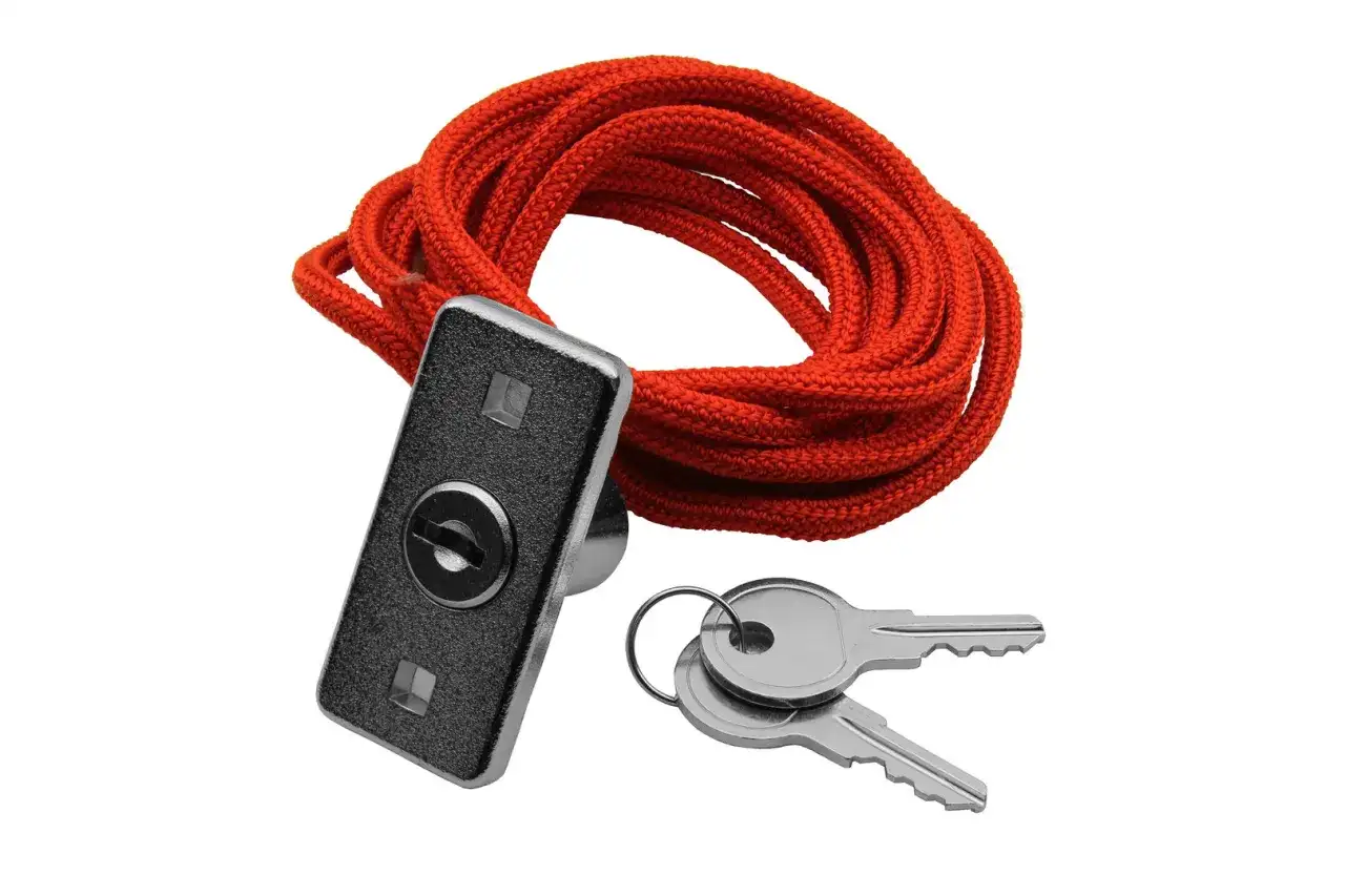 Zestaw do otwierania domofonu: klucz, linka i zamek.
