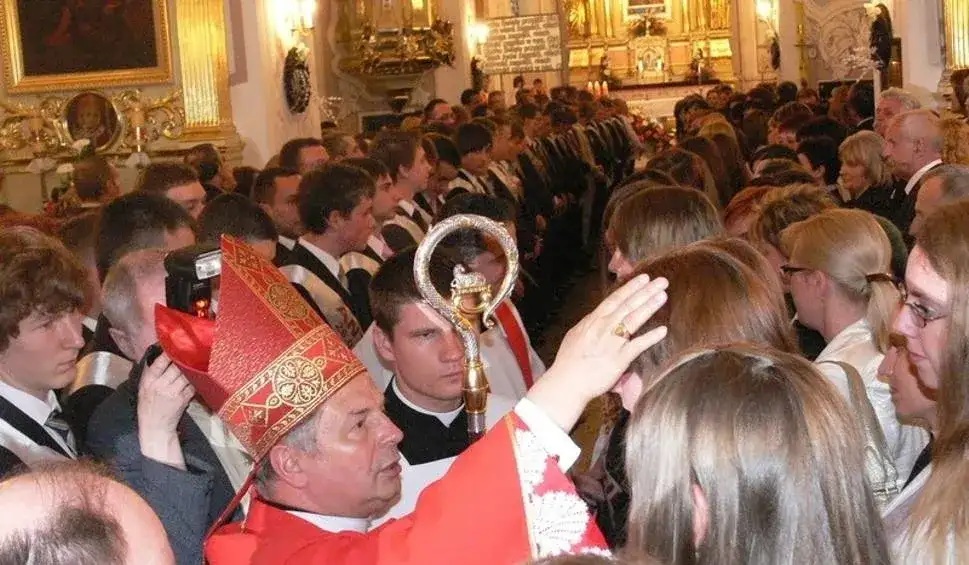 Czy ksiądz może nie dopuścić do bierzmowania? Sprawdź powody odmowy