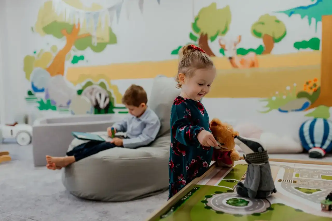 Czy posyłać dziecko do żłobka? Odkryj, co warto wiedzieć przed decyzją