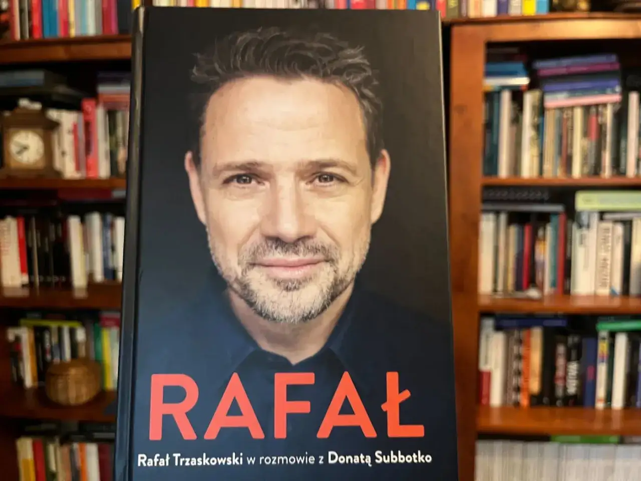 Okładka książki "Rafał" z wizerunkiem Rafała Trzaskowskiego. W rozmowie poruszono m.in. temat jego wykształcenia.