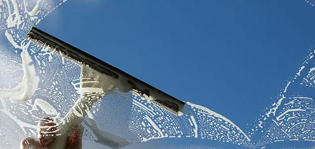 Czym myć okna pcv, aby uniknąć zarysowań i plam? Sprawdź skuteczne sposoby