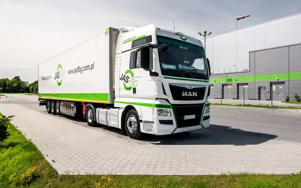 Ile waży naczepa do tira? Kluczowe informacje o masie i przepisach