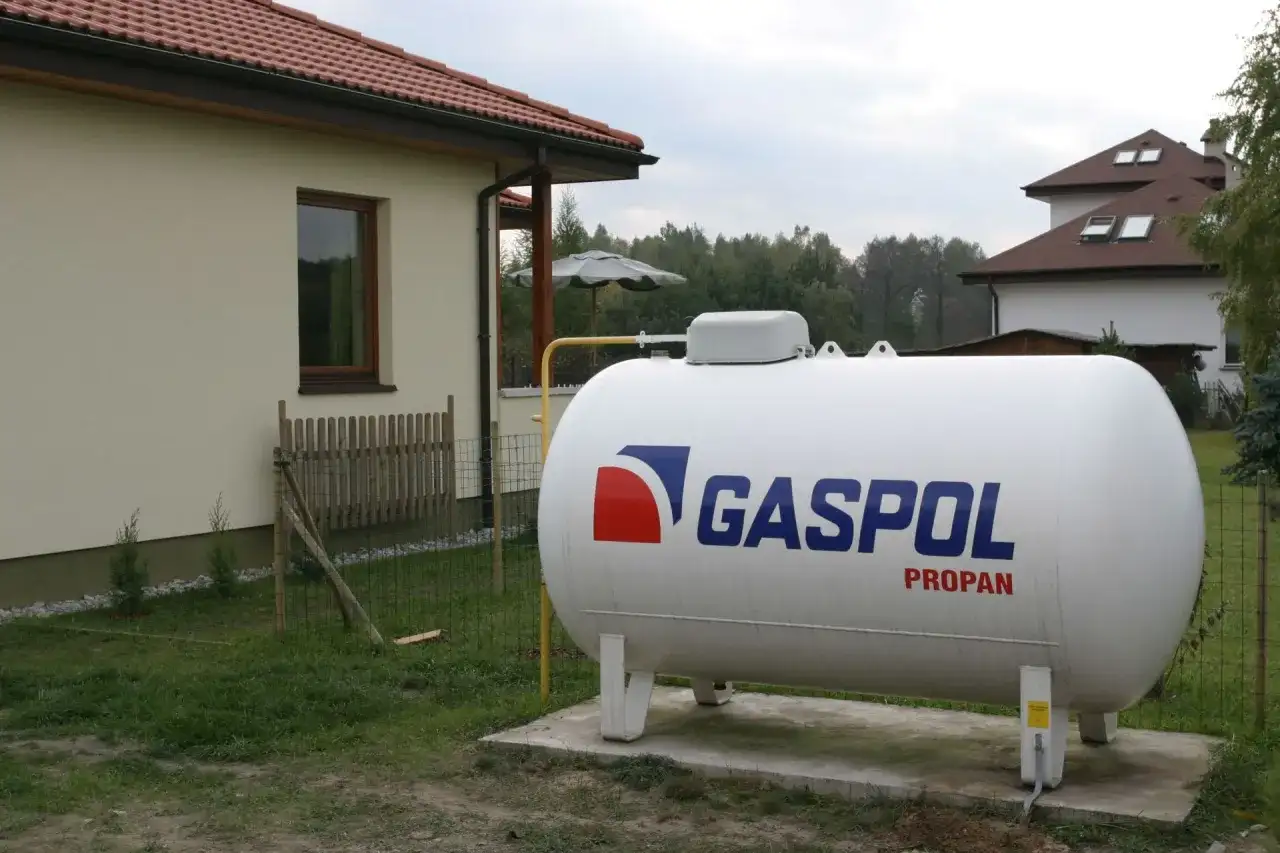 Zbiornik na gaz propan obok domu. Ogrzewanie domu gazem z butli 33 kg koszty są kluczowe dla budżetu.