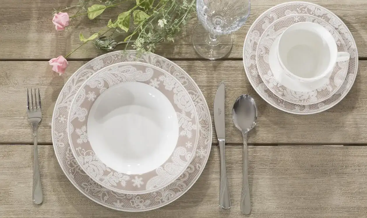Jak ułożyć talerze na stole, aby zachwycić swoich gości i uniknąć błędów