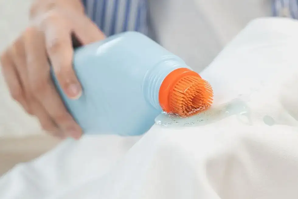 Jak zmyć silikon z ubrania - proste sposoby na skuteczne usunięcie plam