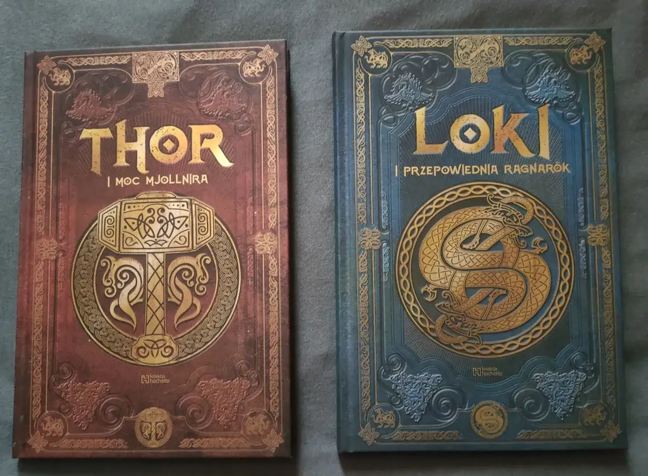 Dwie książki z motywami nordyckimi: "Thor i moc Mjolnira" z młotem, oraz "Loki i przepowiednia Ragnarök" z wężem. Poznaj symbole nordyckie i ich znaczenie.