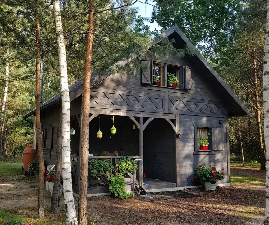 Dom letniskowy czy całoroczny? Poznaj prawne i finansowe różnice.