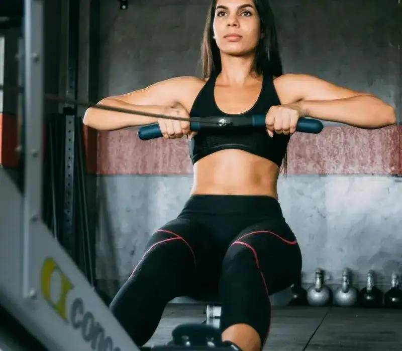 Jak ćwiczyć na wioślarzu, aby uniknąć najczęstszych błędów