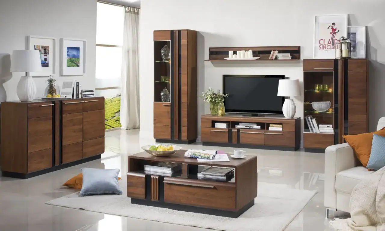 Jasna podłoga i ciemne meble w salonie. Jaki kolor ścian? Biel lub jasny beż podkreśli elegancję drewna i stworzy przytulną atmosferę.