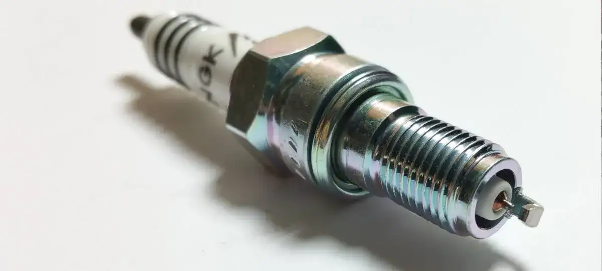 Ile świec zapłonowych potrzebuje silnik 6-cylindrowy? Kompletny poradnik