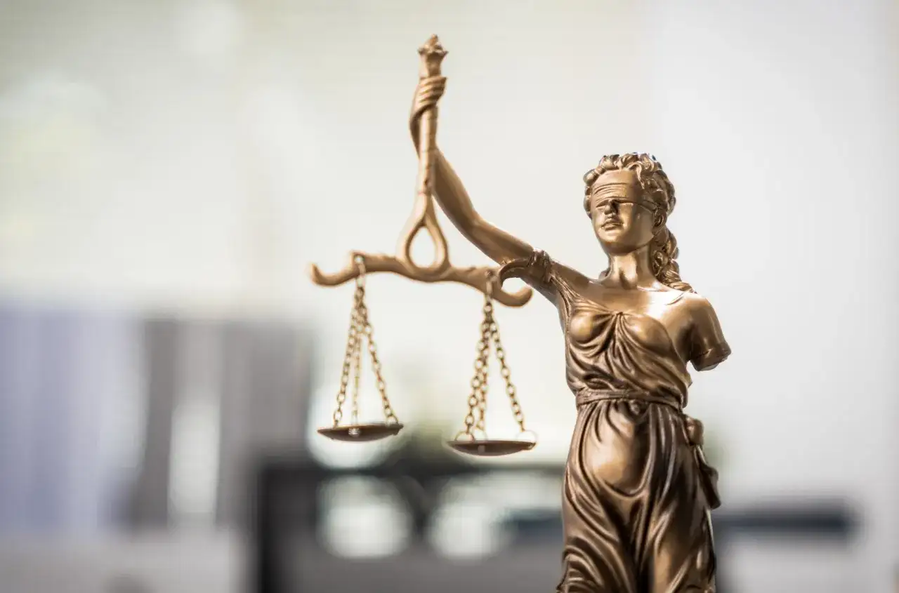 Figurka Temidy z wagą symbolizuje sprawiedliwość, a jej wizerunek często pojawia się w dyskusjach o tym, ile zarabia adwokat w Polsce.