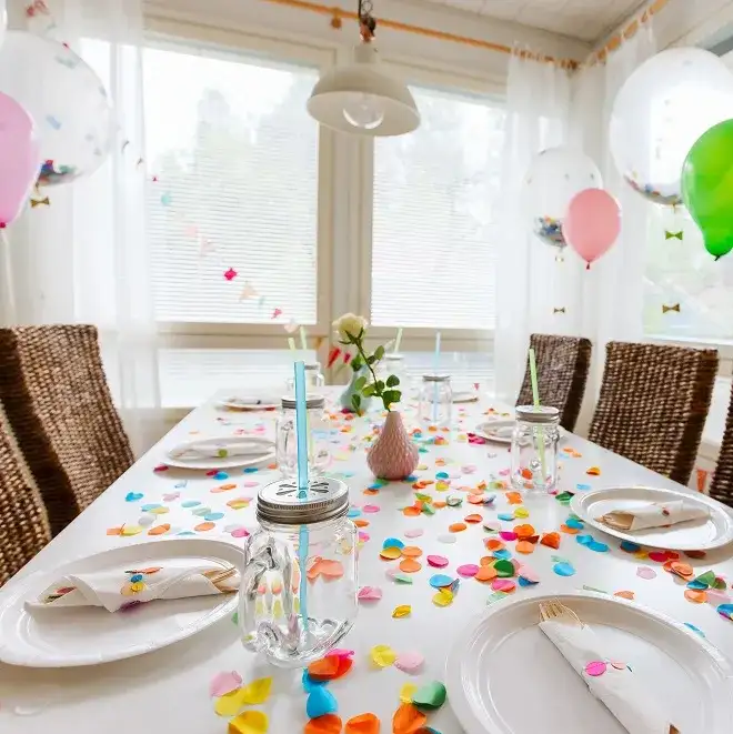 Jak pięknie udekorować stół na 70 urodziny – proste pomysły na niezapomnianą aranżację