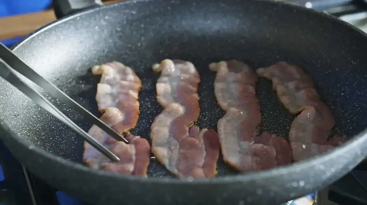 Idealny sposób na to, jak usmażyć boczek na patelni krok po kroku