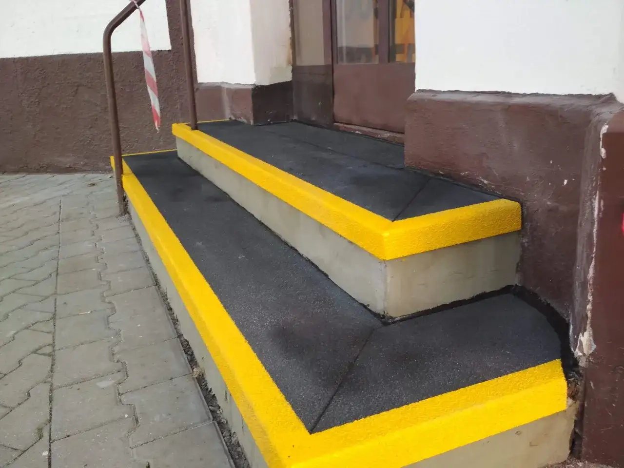 Najlepsze sposoby na antypoślizgowe schody zewnętrzne - bezpieczeństwo