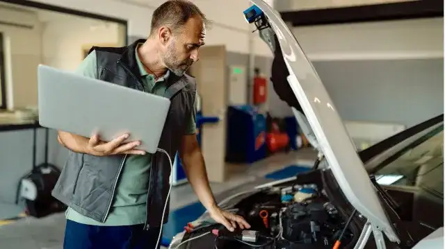 Kody błędów w samochodzie – co to jest i jak odczytać?