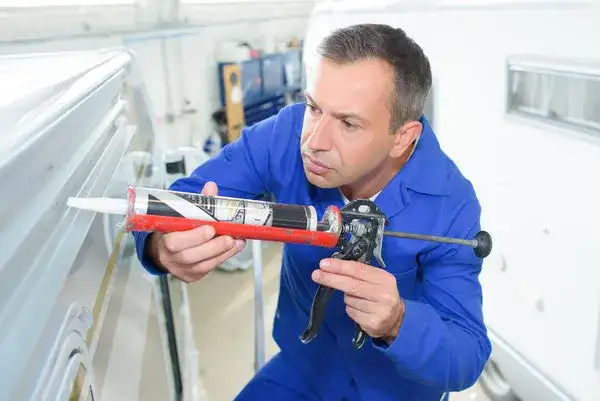 Jak uszczelnić okno w przyczepie kempingowej, aby uniknąć przecieków