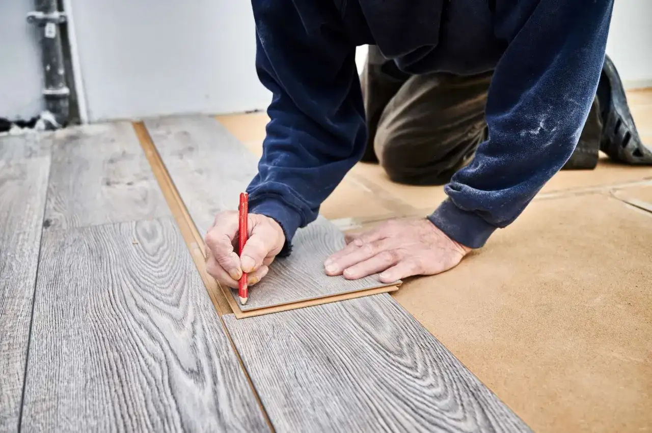 Ile kosztuje metr paneli? Sprawdź pełen koszt podłogi i oszczędź!