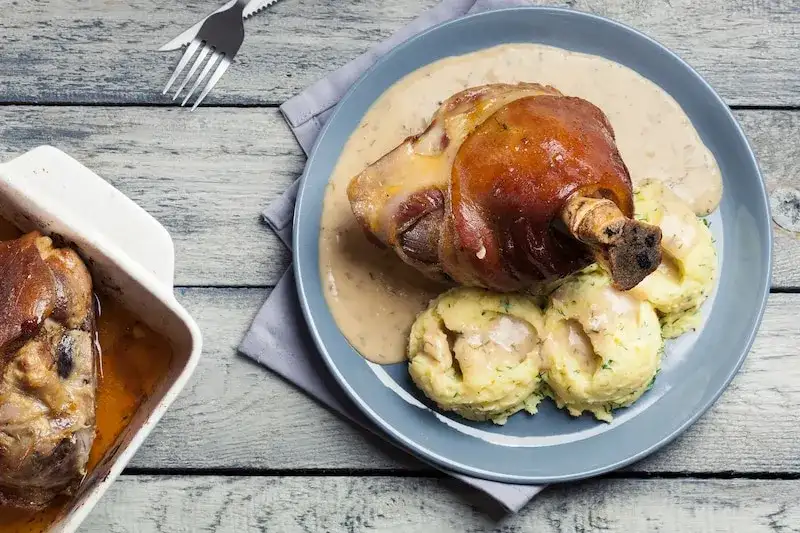 Jak zapeklować golonkę do pieczenia, by była soczysta i aromatyczna