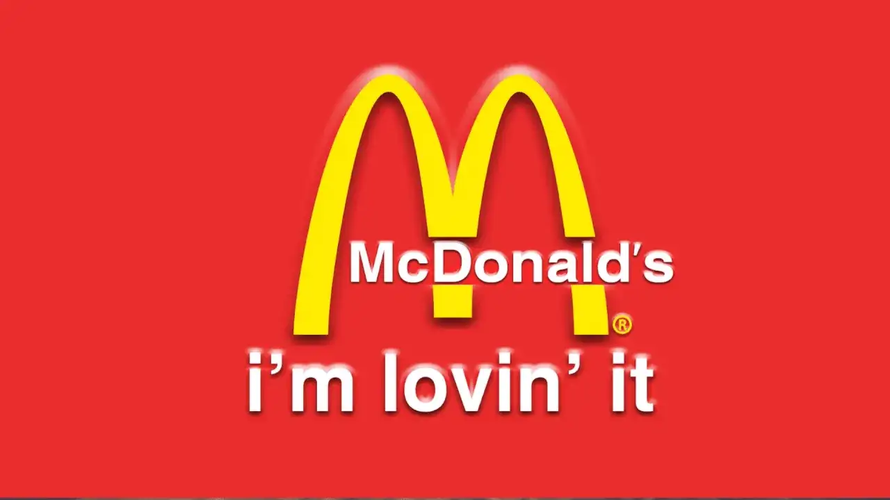 Logo McDonald's z hasłem "i'm lovin' it". Klasyczne chwyty reklamowe, które zapadają w pamięć.