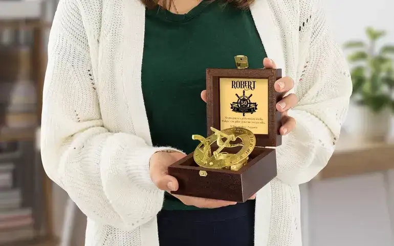 Jaki prezent na 50 urodziny kobiecie? 15 pomysłów na wyjątkowy upominek