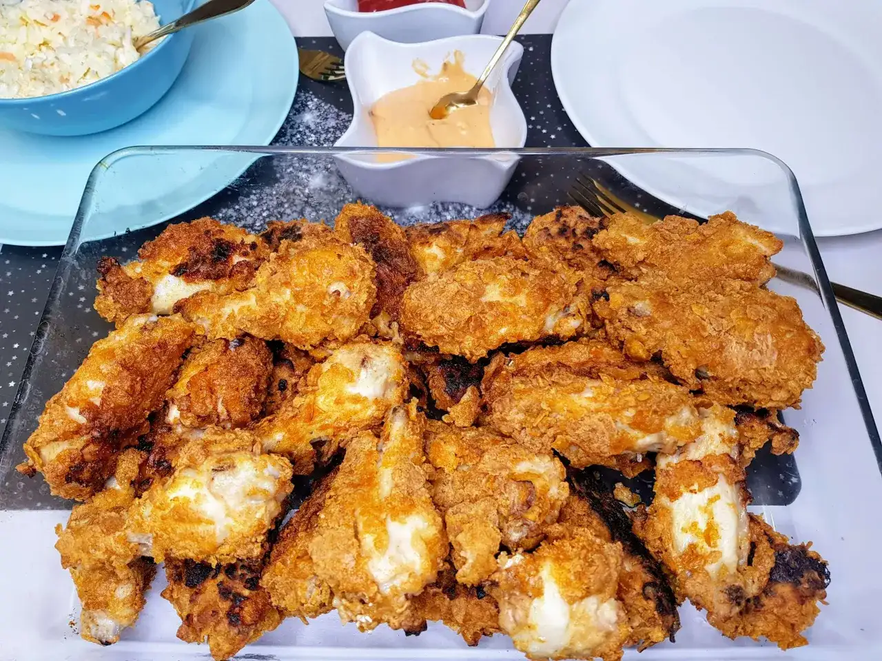 Skrzydełka z kurczaka jak z KFC – przepis na chrupiące danie w domu