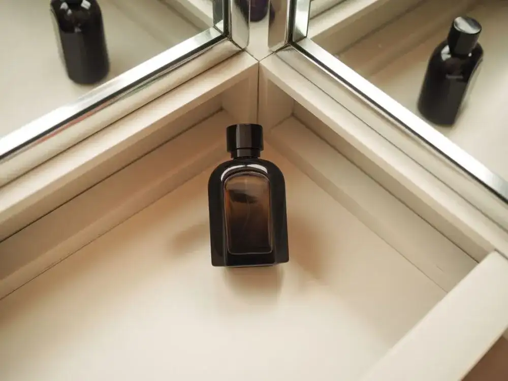 Jak sprawić, by perfumy dłużej pachniały? Praktyczne triki