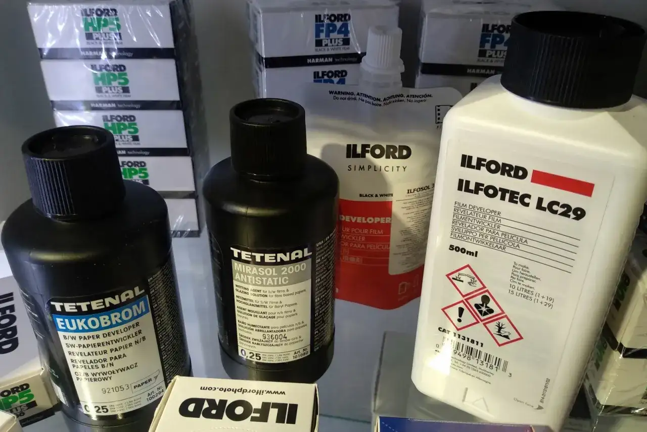 Butelki z chemią fotograficzną: Tetenal Eukobrom (naczynie do wywoływania negatywów), Tetenal Mirasol 2000, Ilford Simplicity i Ilfotec LC29.