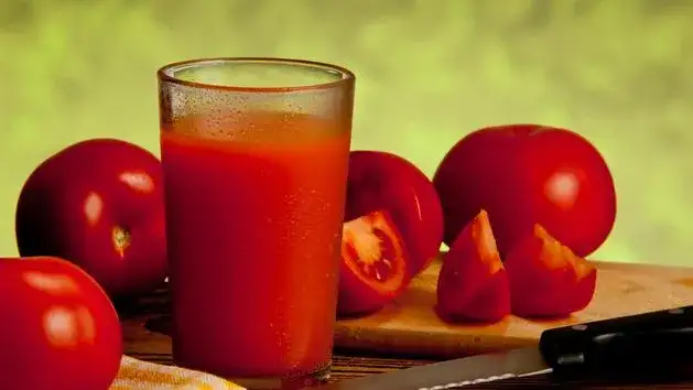 Sok pomidorowy na ciśnienie: czy działa? Skład i dawkowanie.