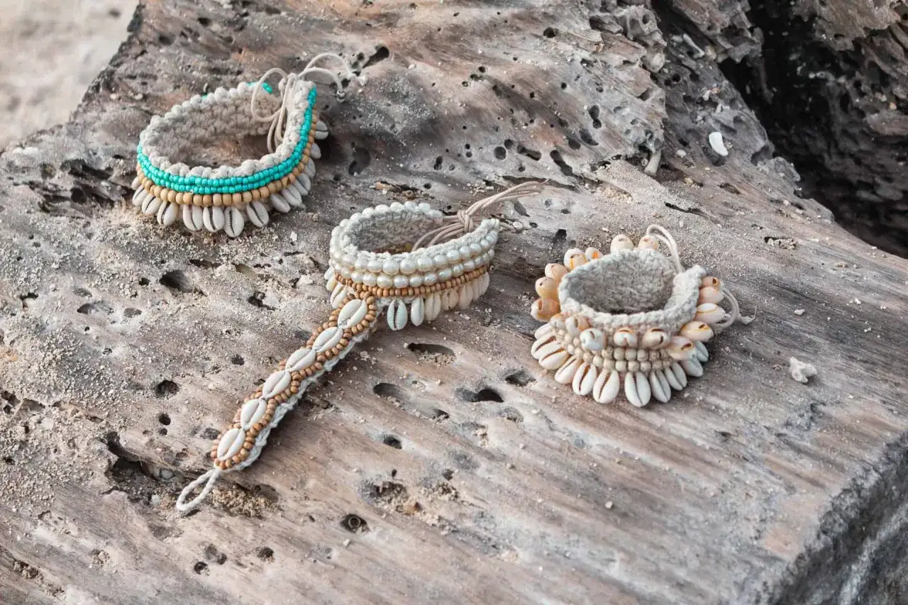 Czy bransoletki na nogę są modne? Odkryj najnowsze trendy i stylizacje