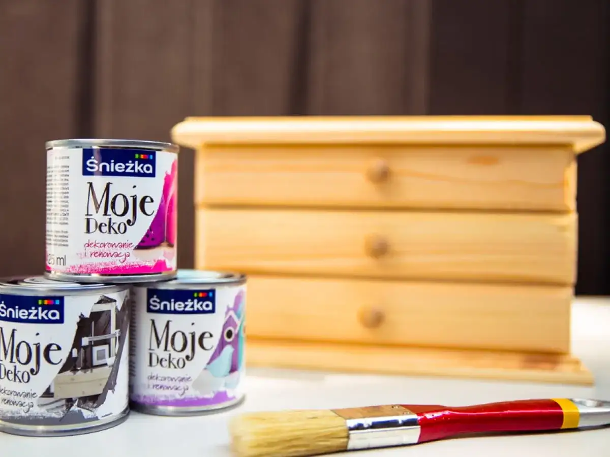 Puszki farby Śnieżka Moje Deko do dekorowania i renowacji, drewniana szkatułka i pędzel.