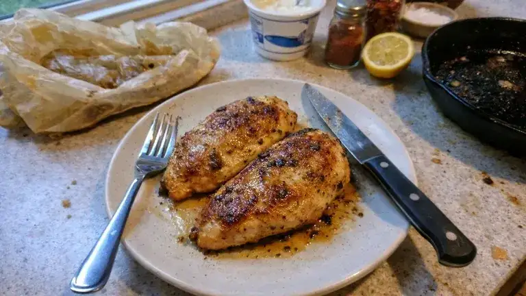 Soczysta pierś z kurczaka bez tłuszczu? Prosty przepis z piekarnika!