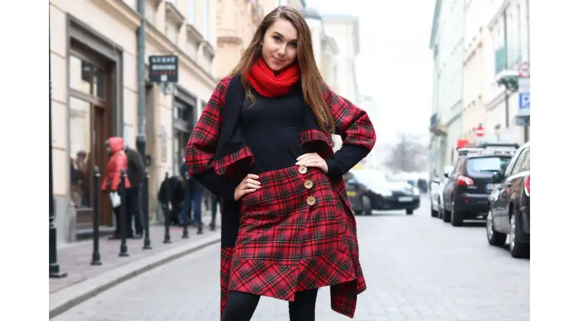 Jak dobrać idealną bluzkę do spódnicy w kratkę i uniknąć modowych błędów