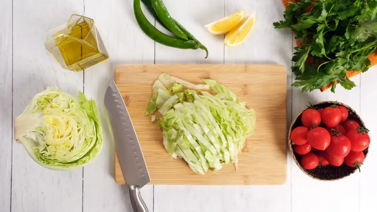 Prosta i pyszna surówka z sałaty lodowej – sprawdź najlepsze przepisy