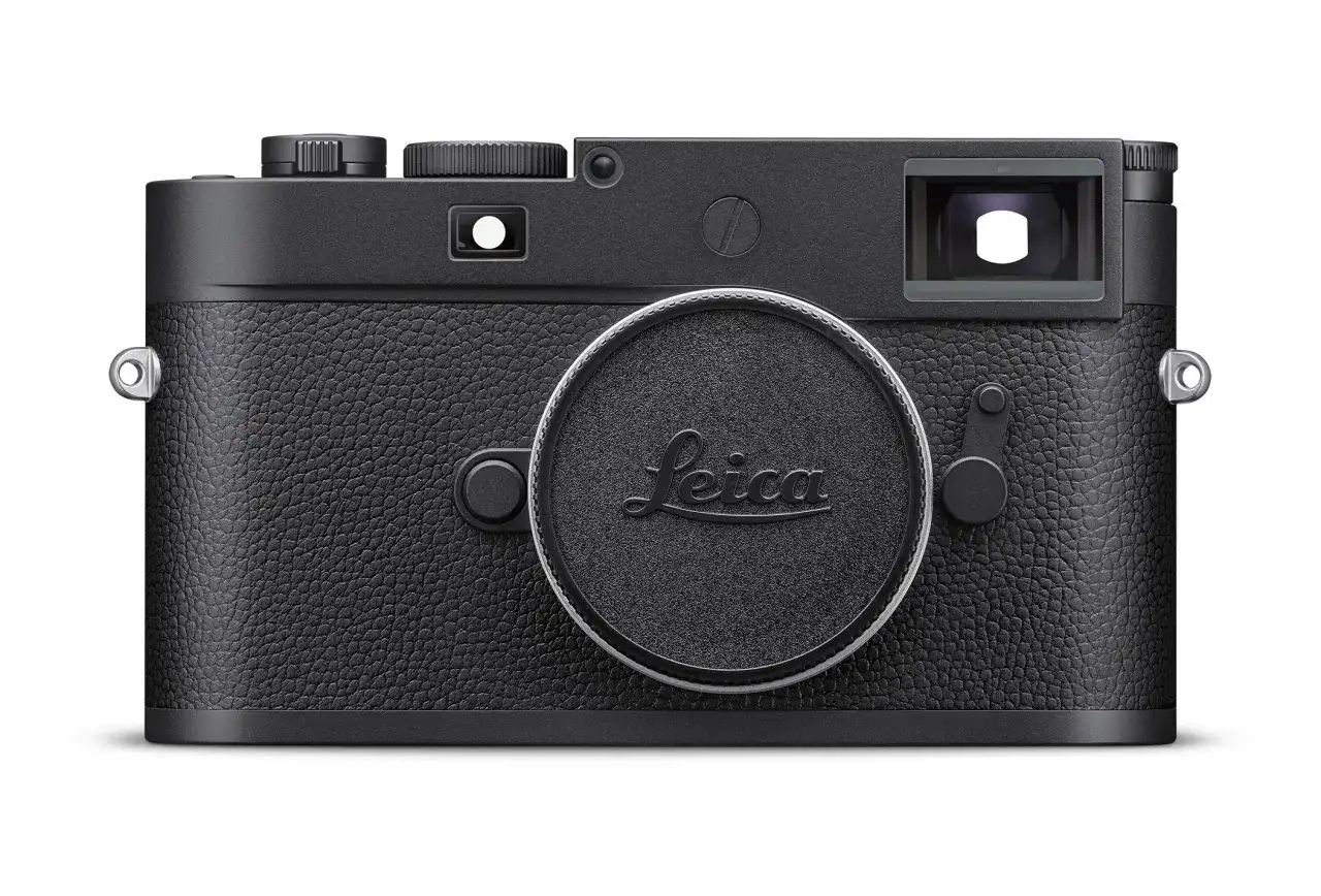 Czarny aparat Leica M11 Monochrom z charakterystyczną, ziarnistą skórą i logo Leica. Klasyka w czystej postaci.