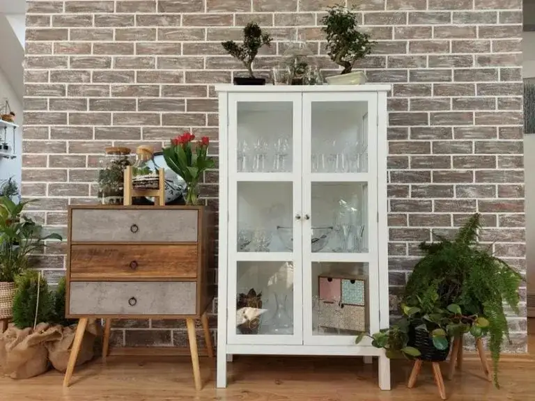 Co wstawić do witryny w salonie? Pomysły na stylową i funkcjonalną aranżację