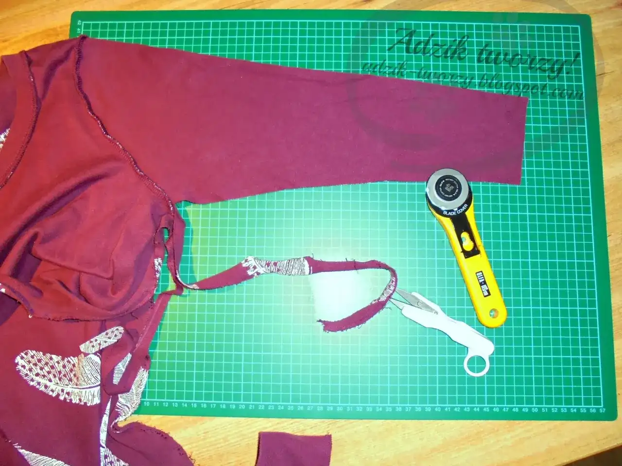 Jak skrócić bluzę? DIY poradnik: z szyciem, bez i ze ściągaczem!