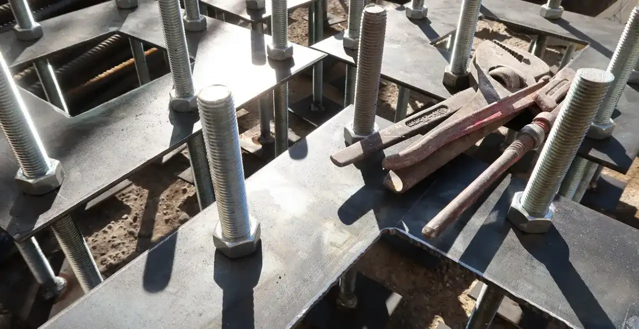 Kotwy ozdobne do betonu: Montaż, rodzaje i inspiracje aranżacyjne