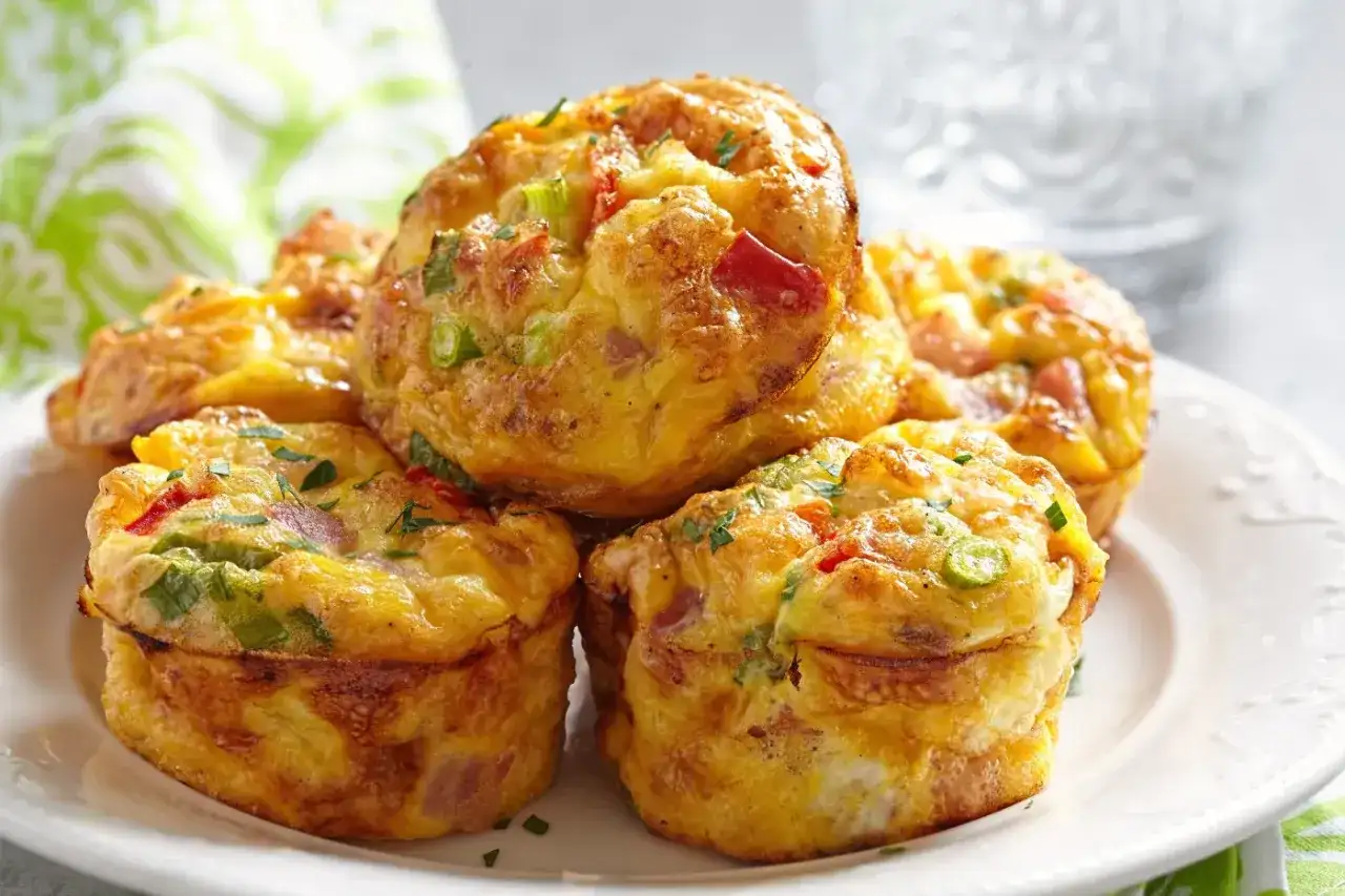 Pyszne muffinki z jajek, warzyw i szynki – idealne śniadanie z jajek na wynos.