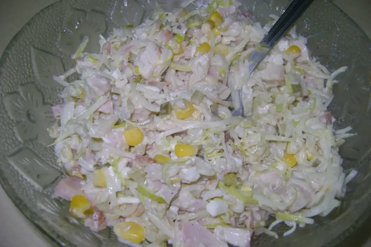 Jak stworzyć smaczną sałatkę z kurczakiem wędzonym i selerem?